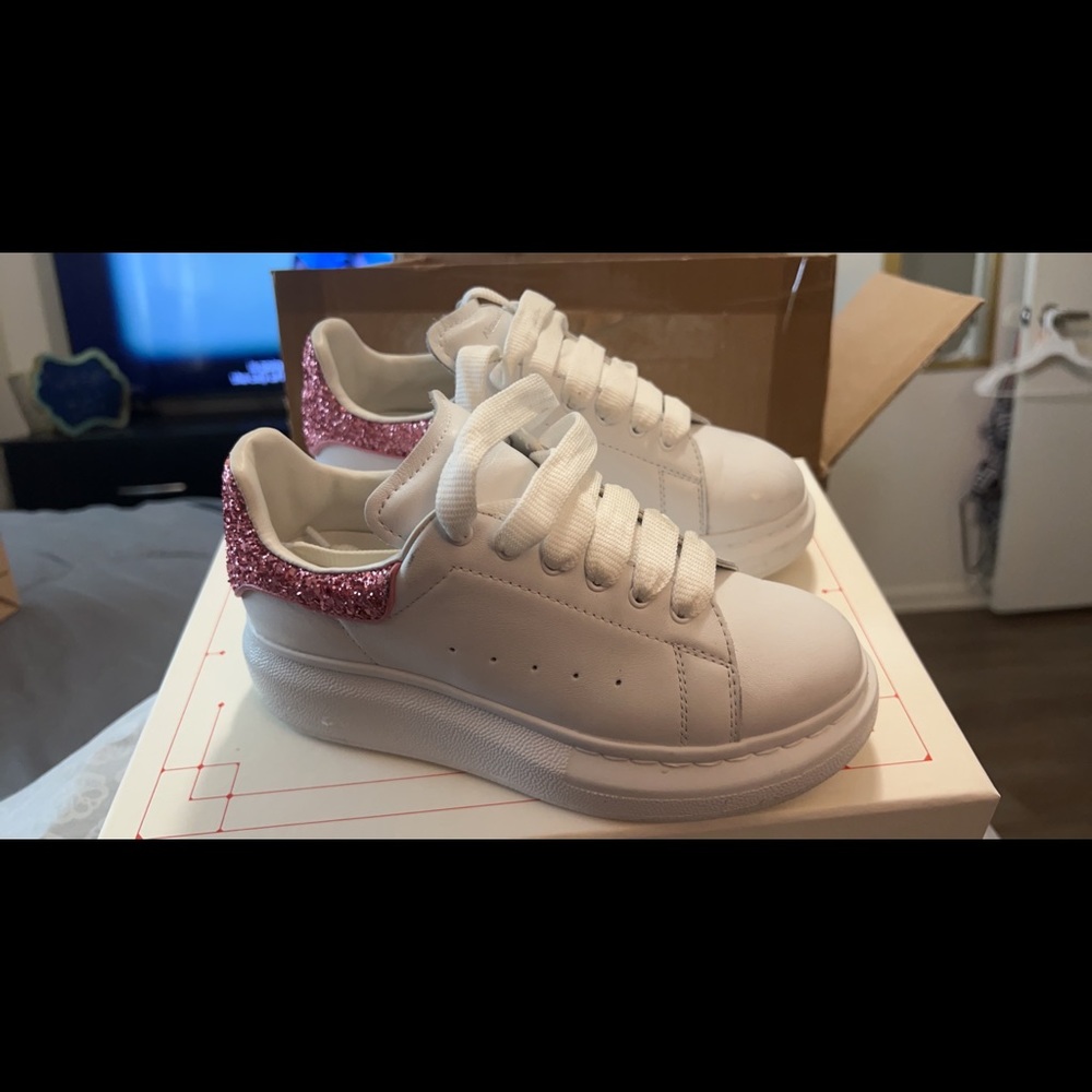 Alexander McQueen
Girl's Oversized Glitter Leather Toddler/Kids SIZE 32+